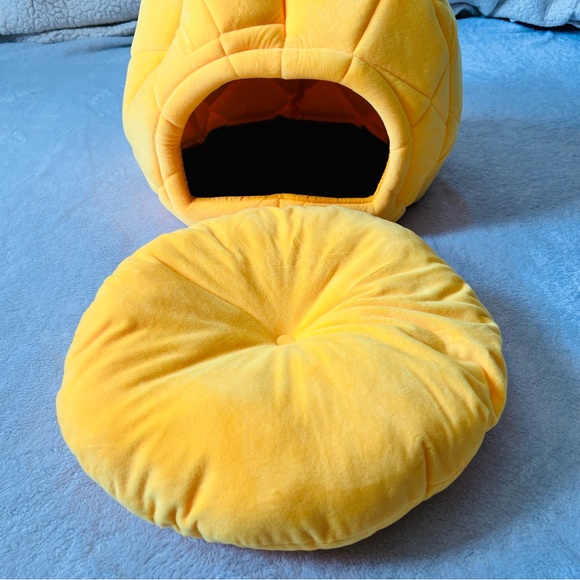Pineapple Small Pet Bed (NWOT) - Picture 8 of 11